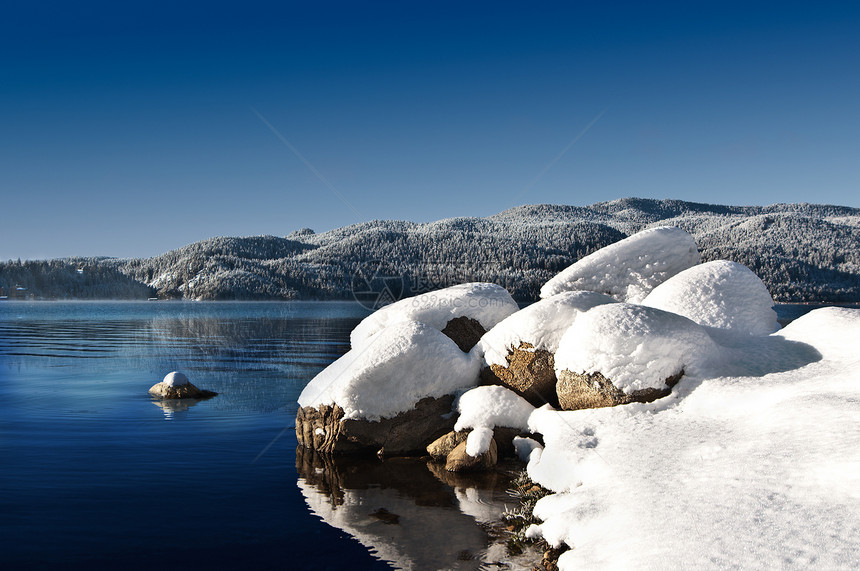冬季湖岩石白色蓝色荒野森林倒影风景阳光水平仙境图片