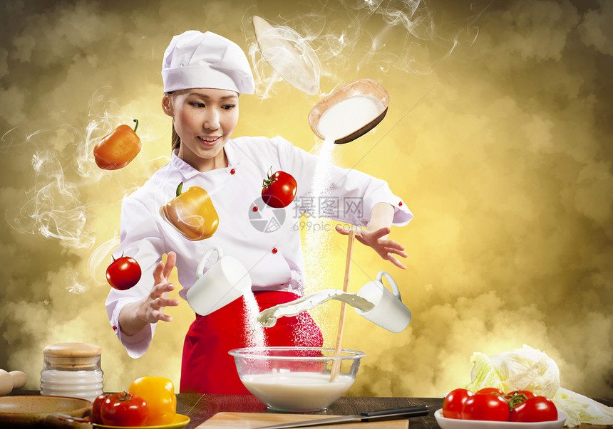 亚洲女性用魔法烹饪胡椒牛奶成人女士面粉沙拉女孩蔬菜食物围裙图片