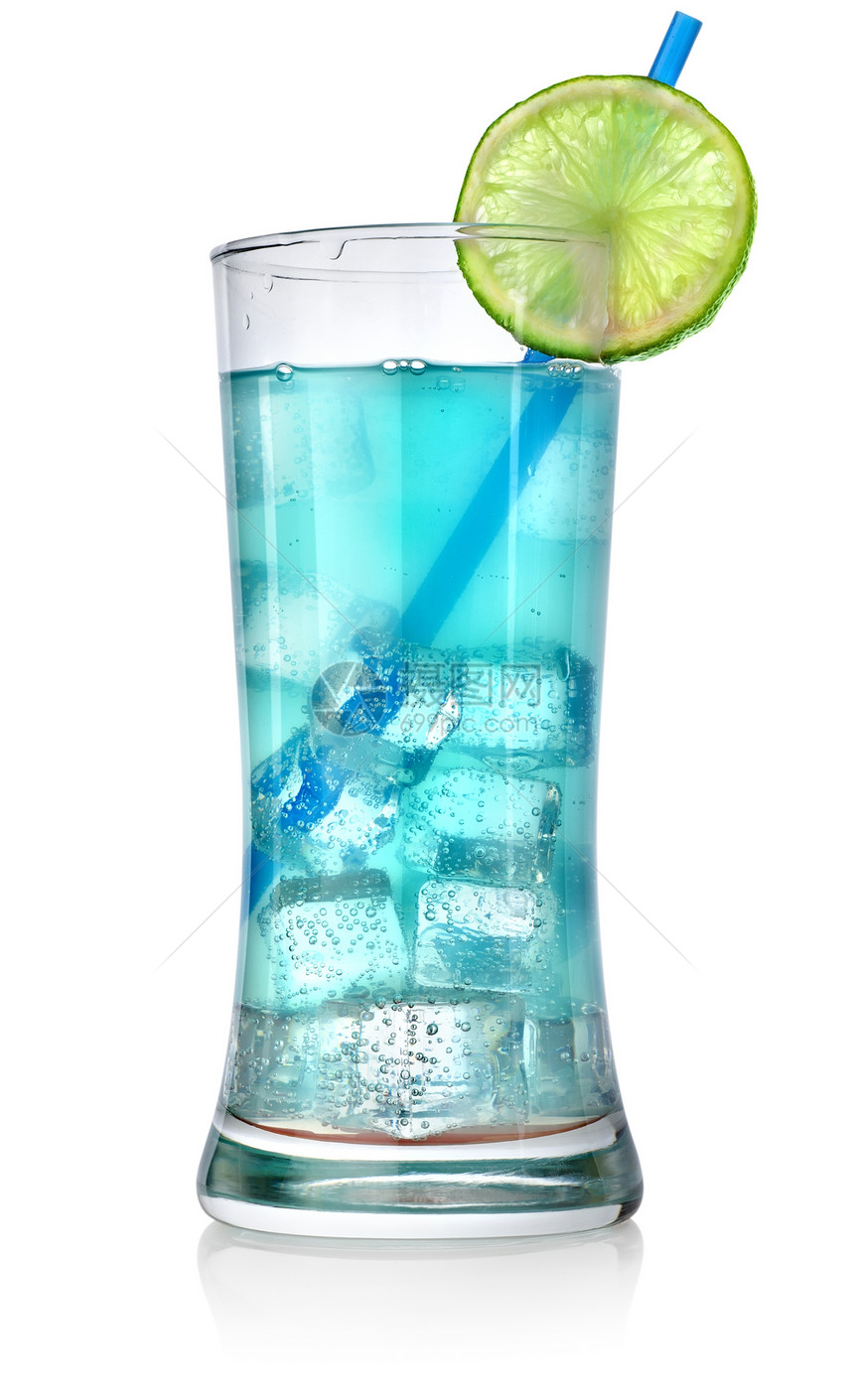 蓝色鸡尾酒在一个大杯子里图片