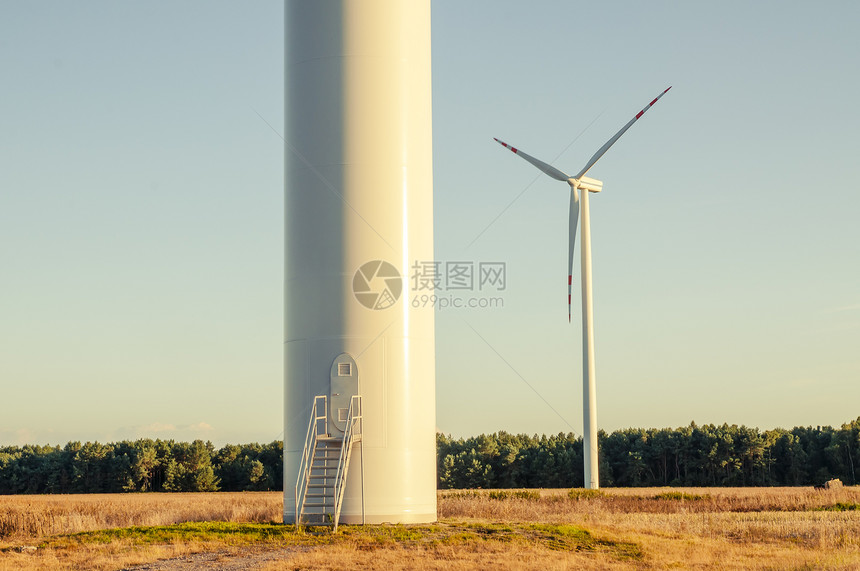黄昏时的风涡轮力量自然资源产业风力水平天空涡轮机风车彩色日出图片