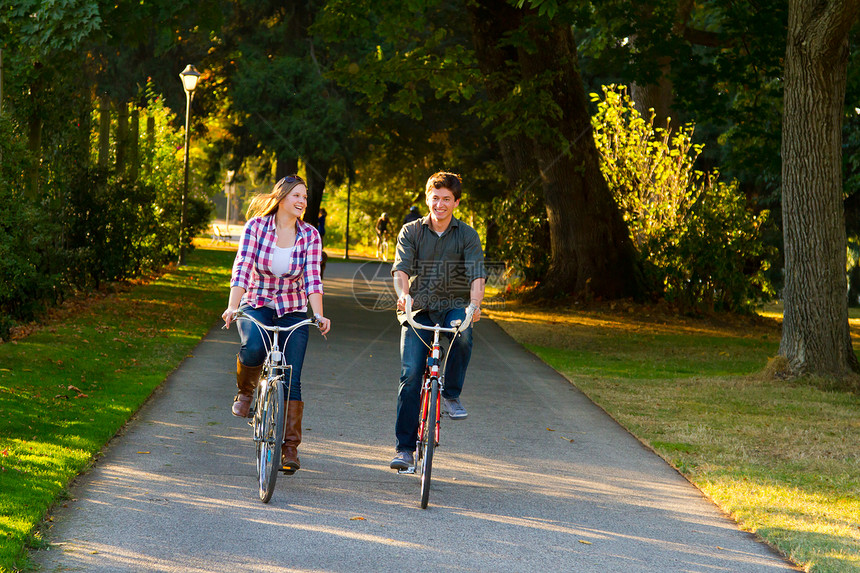 有自行车的夫妇幸福夫妻乐趣家庭水平女士骑术小路自行车道踪迹图片
