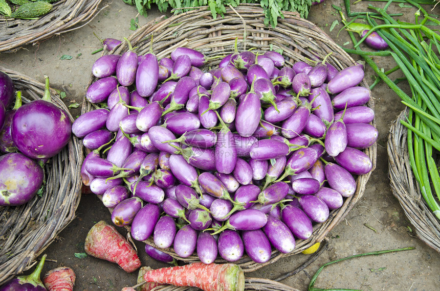 在印度瓦拉纳西市场的各种蔬菜图片