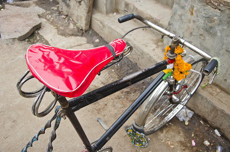 印度瓦拉纳西街的人力车单车背景图片