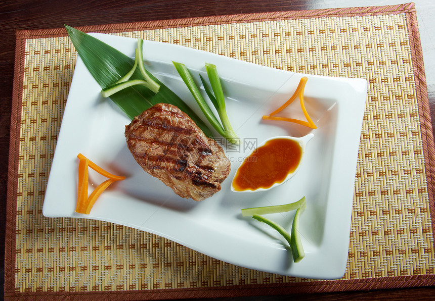 日本神户牛肉烤烤头皮糕点盘子营养餐厅蔬菜叶子肋骨牛扒烹饪图片