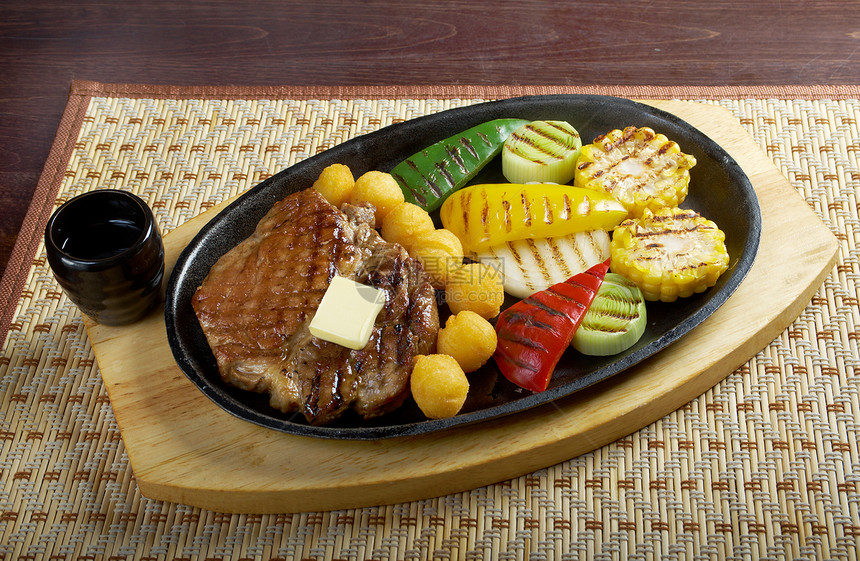 日本猪肉牛排用餐猪肉肋骨盘子服务头皮餐厅蔬菜美食食物图片