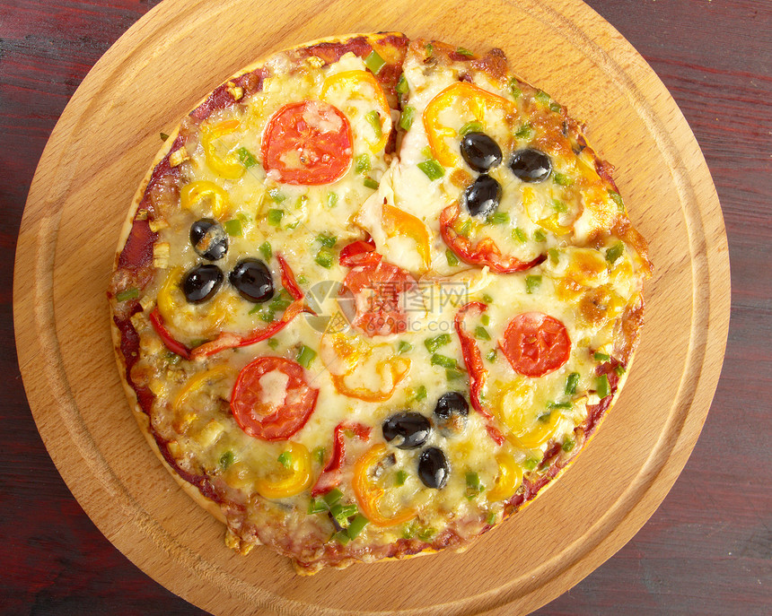 配番茄和茄子的家庭比萨圆形午餐香菜小吃圆圈食物脆皮营养图片