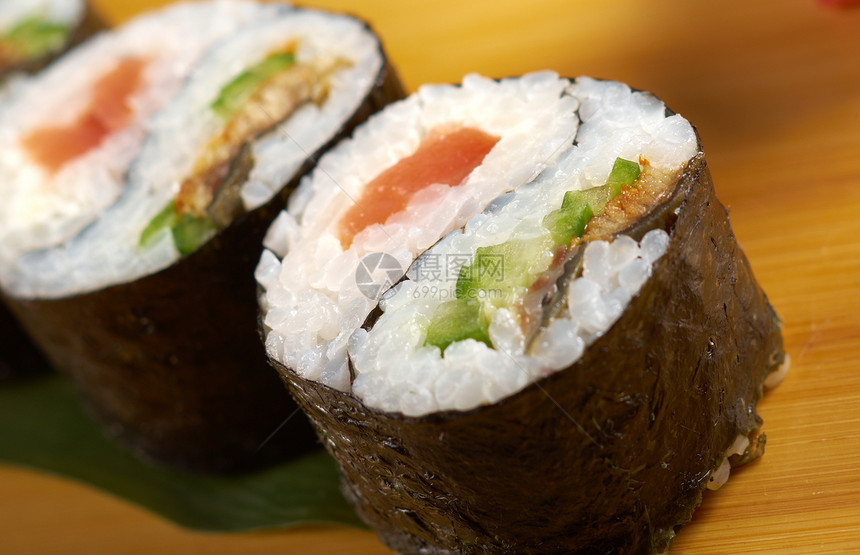 日本寿司海鲜鱼子饮食桌子美食芳香芝麻盘子熟食食物图片