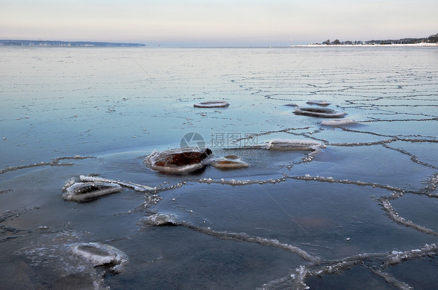 海岸冻结的岩石图片