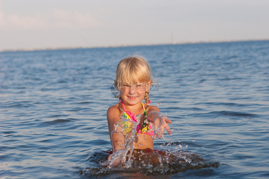 在水中喷溅的孩子海滩喜悦游泳太阳飞溅日落微笑快乐童年天空图片
