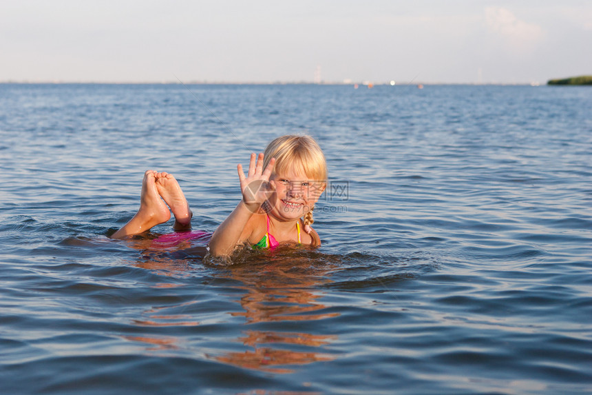 在水中喷溅的孩子女孩游戏套装乐趣天空喜悦微笑太阳海滩日落图片