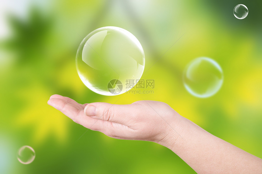 棕榈上的肥皂泡泡乐趣圆圈绿色童年公园白色闲暇反射空气花园图片