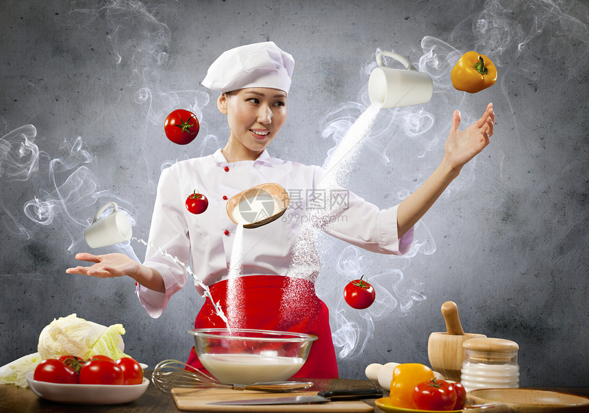 亚洲女性用魔法烹饪沙拉杯子成人牛奶饮食帽子魅力食物围裙女孩图片