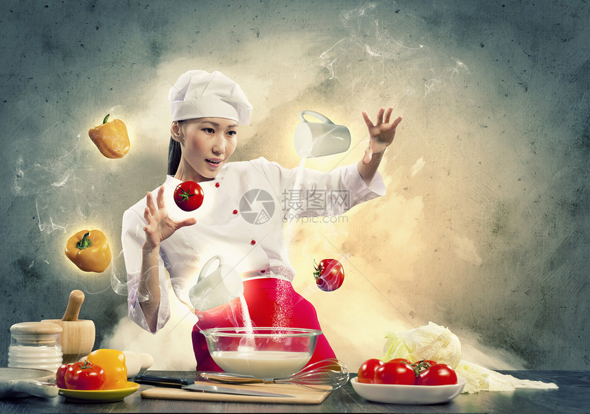 亚洲女性用魔法烹饪面粉女孩食物成人空气牛奶围裙饮食蔬菜沙拉图片