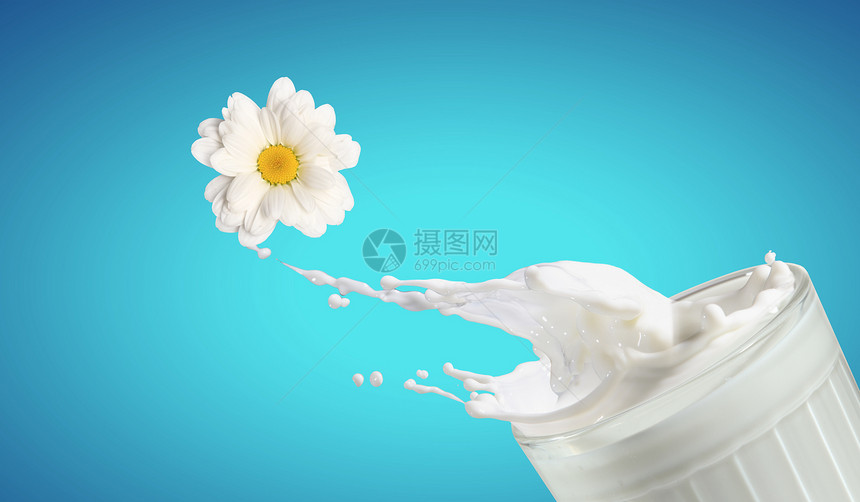 玻璃中的新鲜牛奶产品奶牛蓝色食物流动乳白色早餐生活饮料活力图片