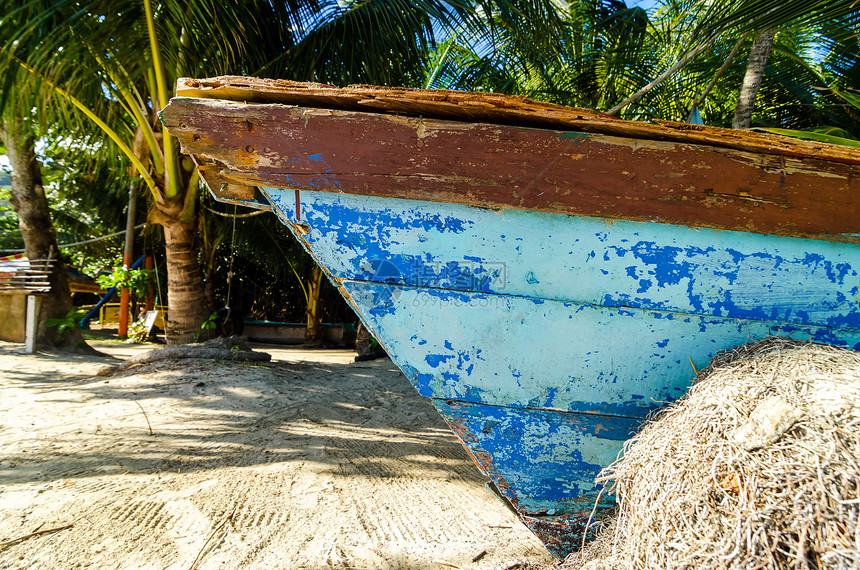 蓝色沙滩独木舟图片