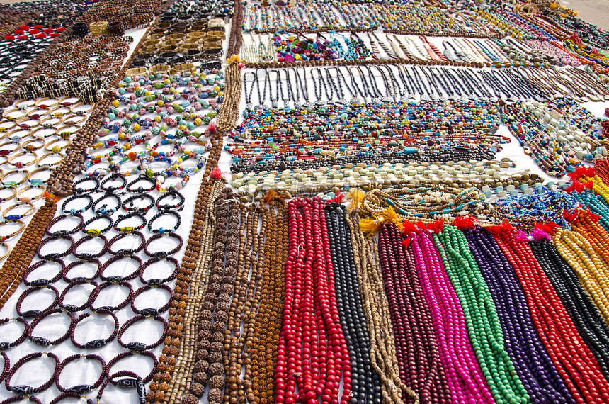 瓦拉纳西市场各种彩色珠宝图片