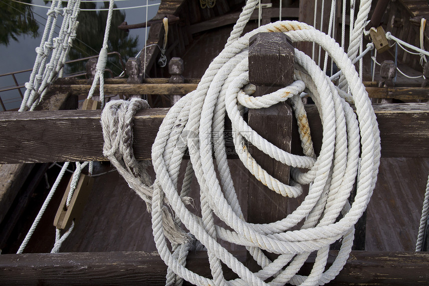 旧船太阳海军奢华海洋索具框架休息木头电缆闲暇图片