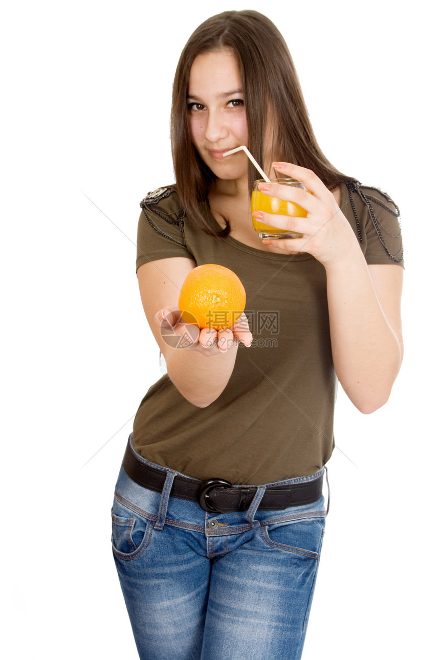 手里拿着橙汁和橙子的女孩福利晴天饮料玻璃女士橙子青年青少年女性食物图片
