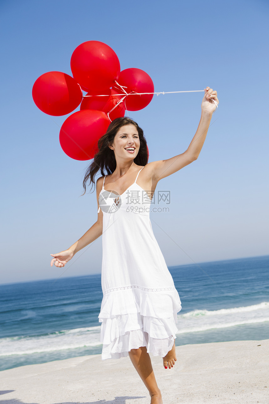 带着红色芭蕾舞的漂亮女孩蓝色假期喜悦飞行气球享受女性成人快乐幸福图片