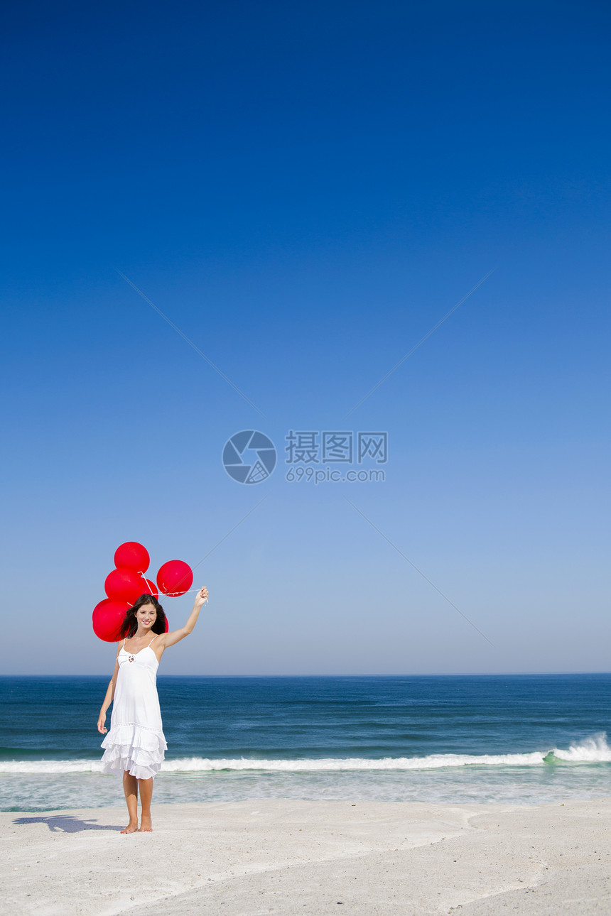 带着红色芭蕾舞的漂亮女孩喜悦乐趣女性闲暇快乐假期晴天海洋自由享受图片