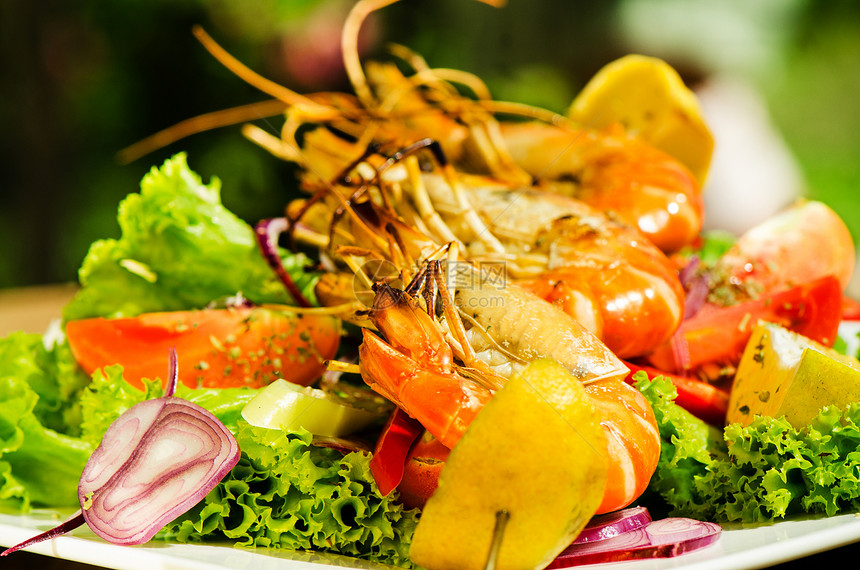 盘子上的虾虾沙拉营养柠檬食物餐厅午餐海鲜语言蔬菜树叶图片