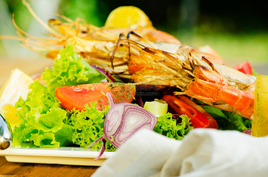 盘子上的虾虾海鲜饮食叶子语言美食洋葱柠檬树叶花园贝类图片