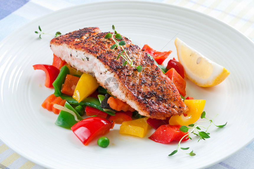 含有蔬菜的鲑鱼用餐选择性服务白色油炸百里香素食海鲜红色柠檬图片