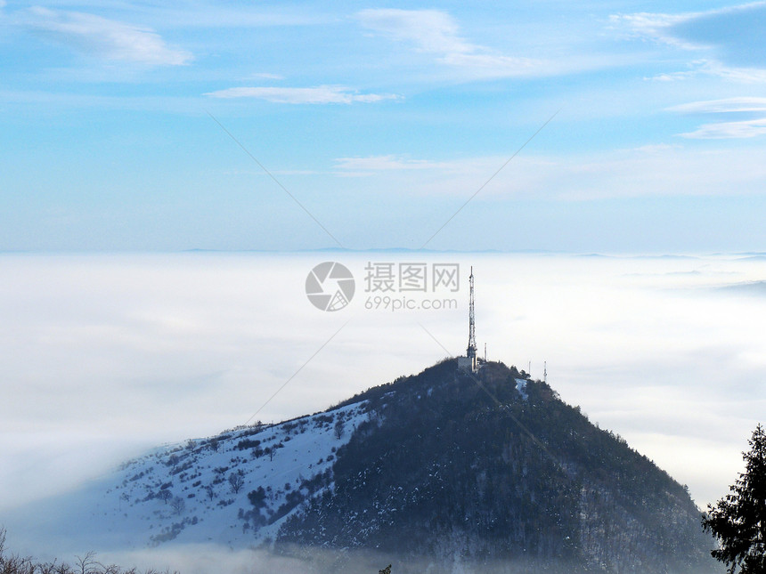 雾中的山岳天气环境薄雾树木阳光天空旅行荒野季节顶峰图片