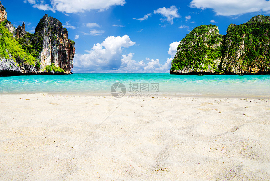 沙滩和热带海太阳支撑海浪蓝色海景天堂天空旅行放松阳光图片