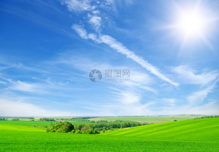 绿地和蓝天空土地生长农村季节场景天空太阳地平线天堂远景图片