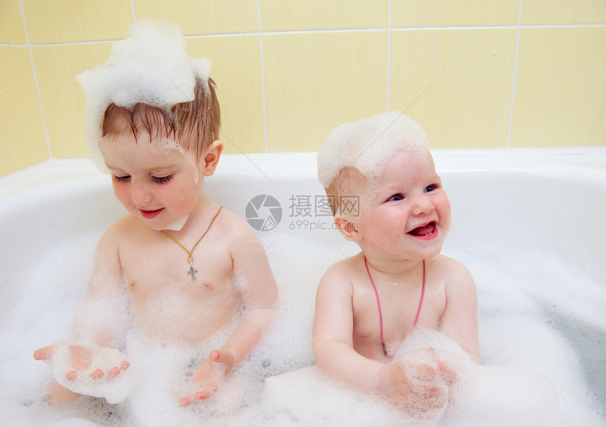 洗澡的孩子 健康与卫生图片