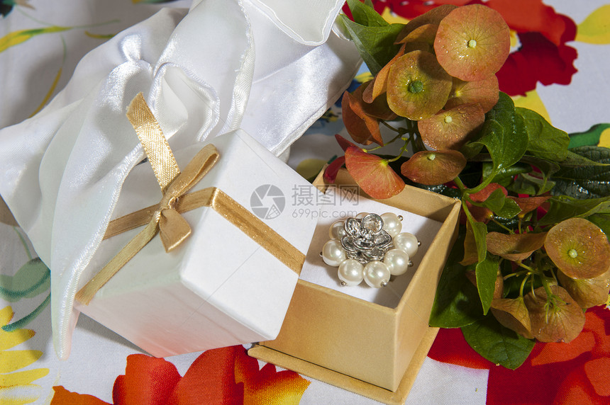 情人节戒指白色宝石钻石玫瑰礼物夫妻珍珠珠宝金子图片