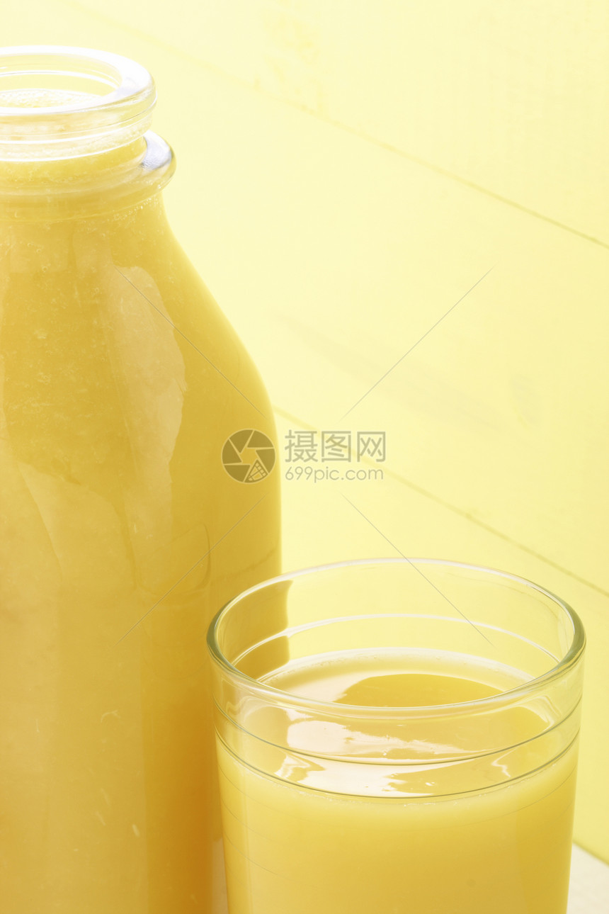 新鲜的橙汁饮料水果橙子果汁瓶橙色果汁纤维图片