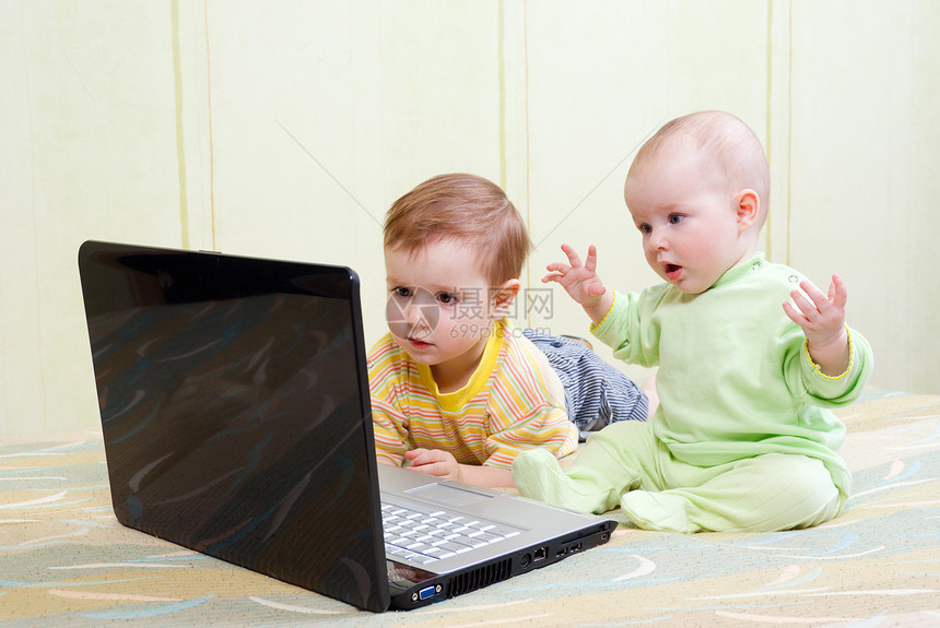 女孩和男孩用笔记本电脑女儿孩子游戏乐趣学习童年技术互联网爱好教育图片