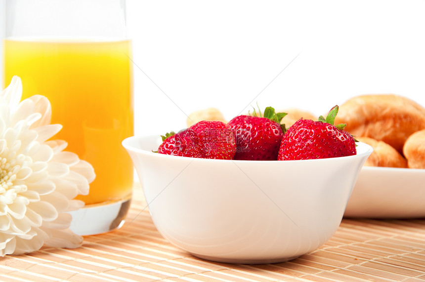 早餐加浆果 橙汁和羊角面包糕点玻璃房间旅行翠菊桌布桌子花瓶住宅服务图片