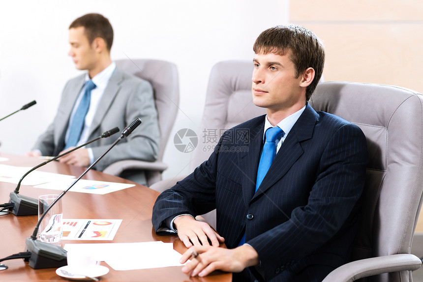 两名商务人士衣领讨论礼堂同事简报团体男性中心男人人士图片