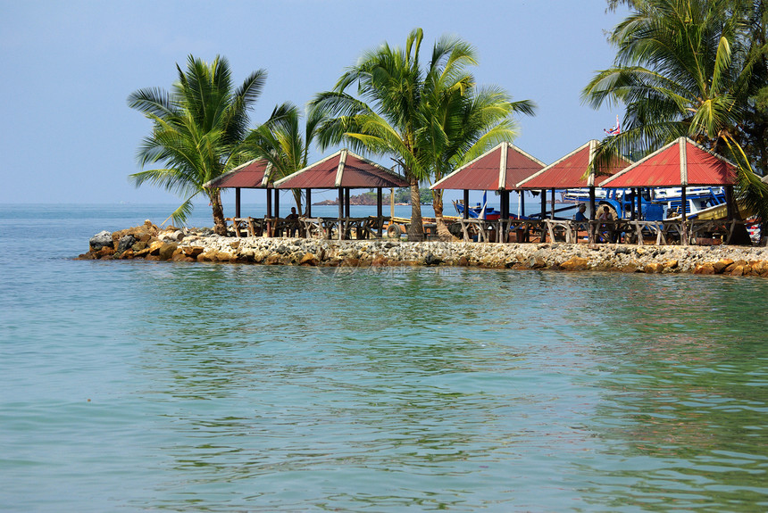 热带沙滩上的餐馆旅行气候咖啡店家具海岸线餐厅棕榈用餐座位太阳图片