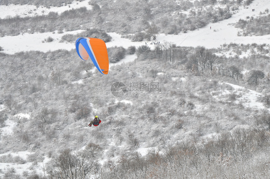 冬季环境中的滑翔伞飞行图片