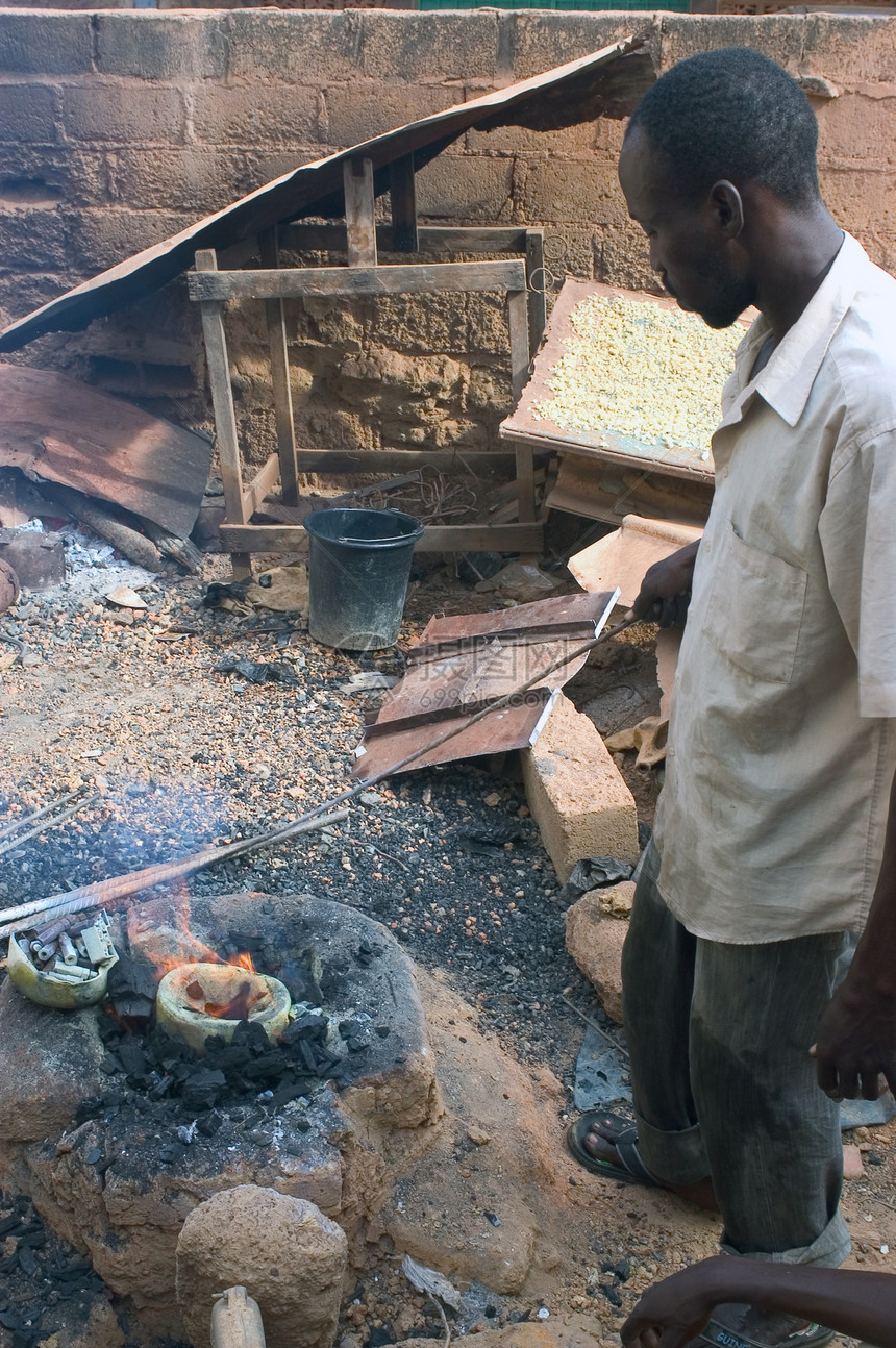 布基纳法索青铜公司的工作模具艺术陶土青铜温度职业风险铸铁制造业手工业图片