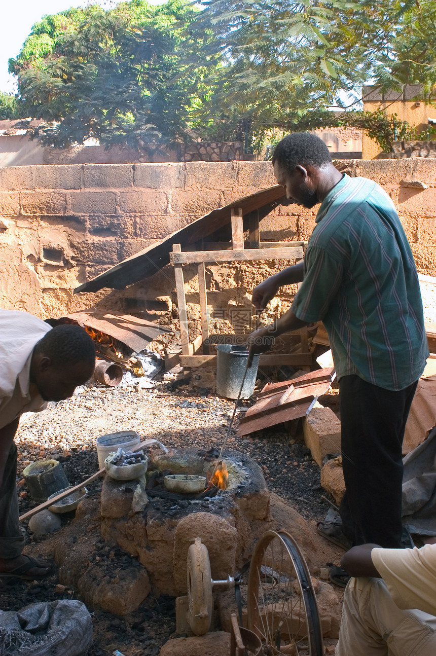 布基纳法索青铜公司的工作铸铁模具制造业烤箱艺术家就业手工业温度风险职业图片