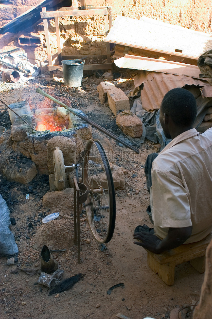 布基纳法索青铜公司的工作手工业就业艺术家制造业职业艺术模具温度烤箱风险图片