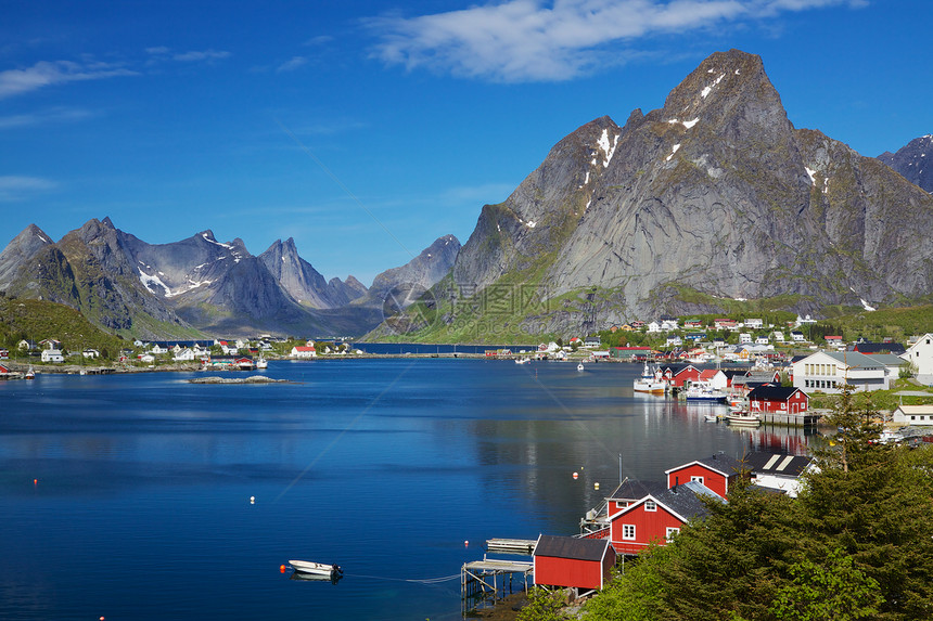 挪威的Reine胜地住宅全景山峰港口大豆山脉钓鱼旅游村庄图片