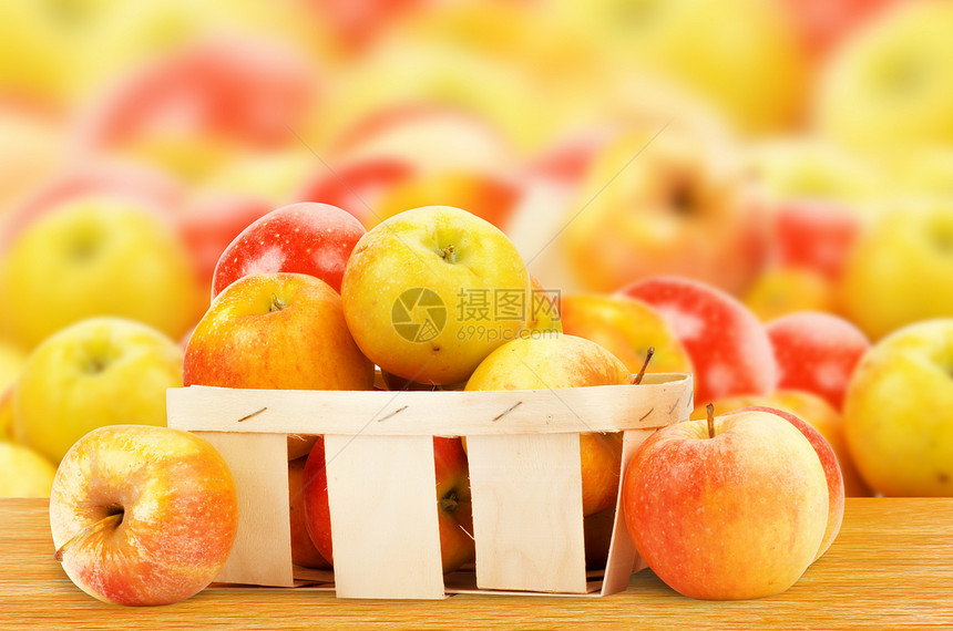 篮子中新鲜的 多彩的苹果茶点红色饮食叶子蔬菜食物农业绿色季节黄色图片