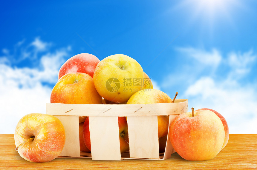 篮子中新鲜的 多彩的苹果黄色叶子水果红色绿色农业食物饮食茶点农村图片
