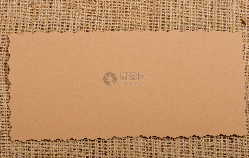 天然覆布上的旧纸标签解雇硬化纺织品市场销售木板乡村棉布帆布接缝图片