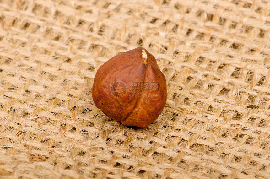 圆滑背景的黑桃栗子坚果季节性榛子小吃白色味道种子宏观核桃食物图片
