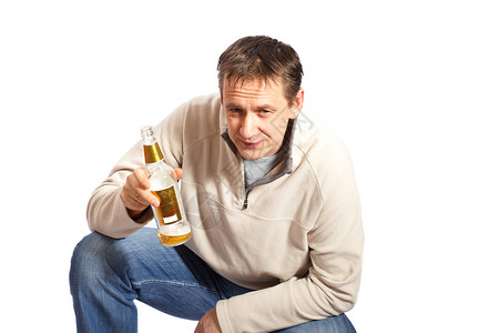 男人喝酒喝啤酒白色成人男性啤酒乐趣瓶子酒精背景图片