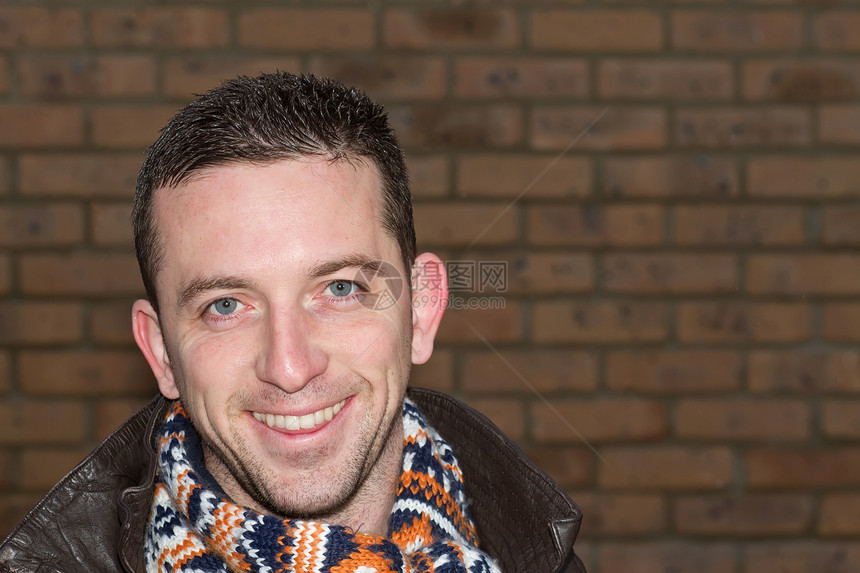 一个微笑的人的冬季肖像羊毛降雪夹克皮革幸福英语城市围巾男人头发图片