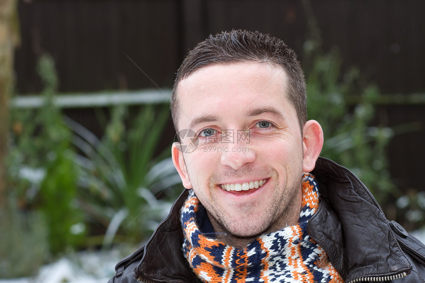 一个微笑的人的冬季肖像头发英语幸福城市男人羊毛皮革相机夹克降雪图片