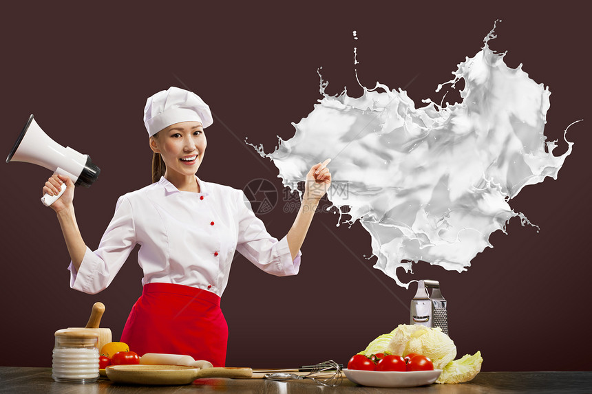 亚洲女性厨师 手持扩音器烹饪饮食胡椒蔬菜食物空气女士手指帽子沙拉图片